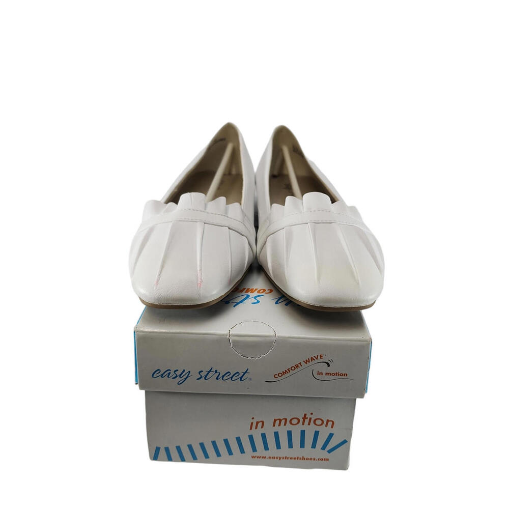 Easy Street Comfort Wave Womens Whit Loafers W/  Fringe design on Front SZ 10N